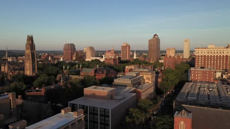 New-Haven,-Skyline-Von-Connecticut-Mit-Ausgefahrenem-Drohnenvideo