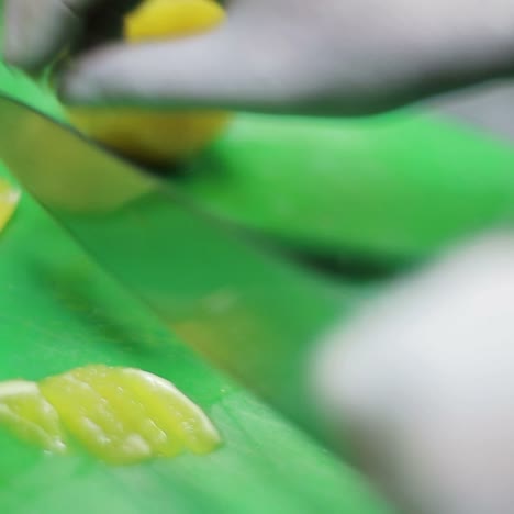 las manos del chef cortando naranjas.