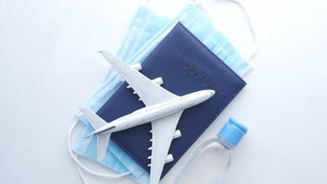 viajar durante la pandemia: pasaporte, máscaras y desinfectante para manos