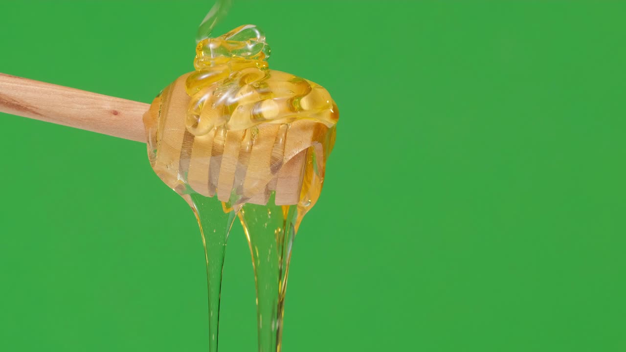 4k. 녹색 바탕에 나무 가락에서 흘러내리는 신선한