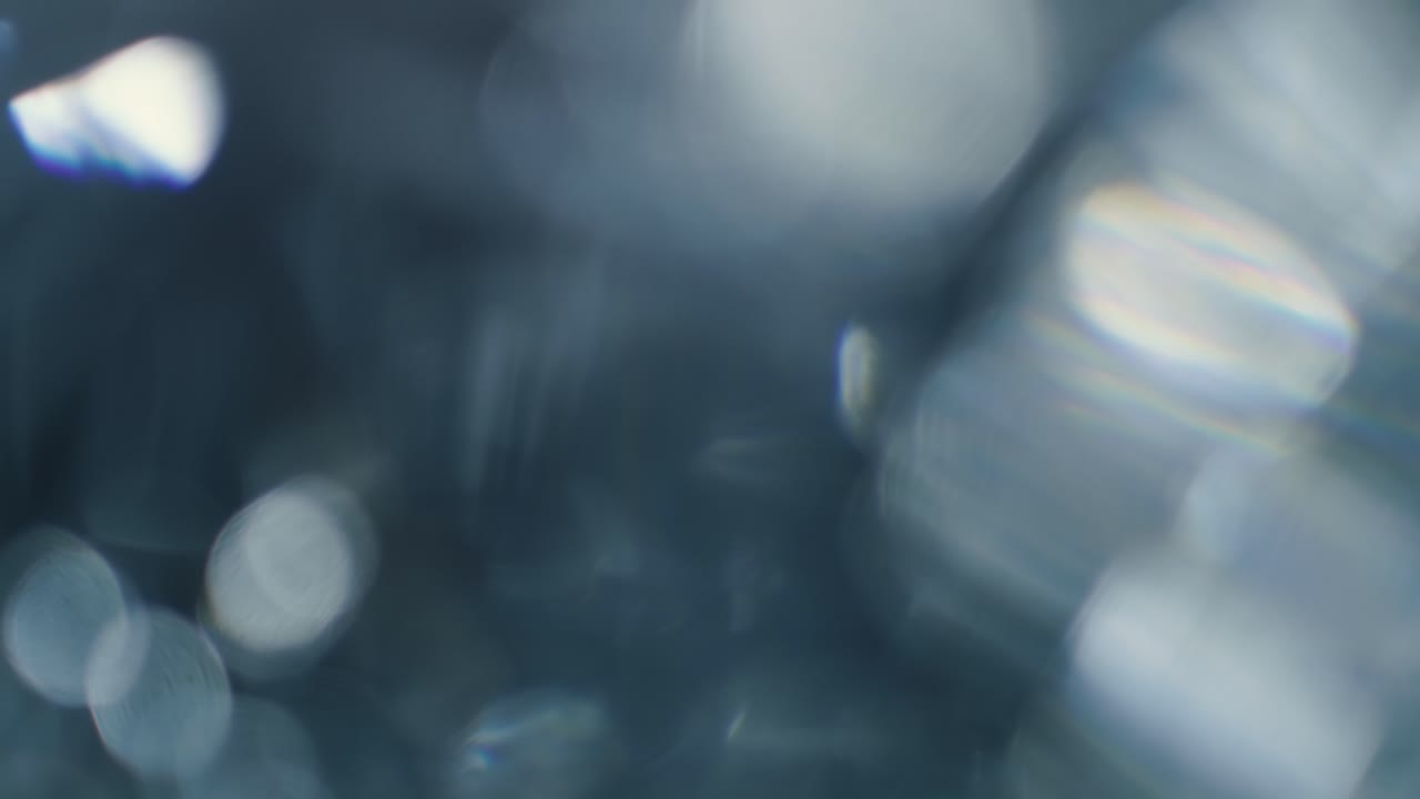 Sovrapposizione di fughe di luce eteree e transizione bokeh