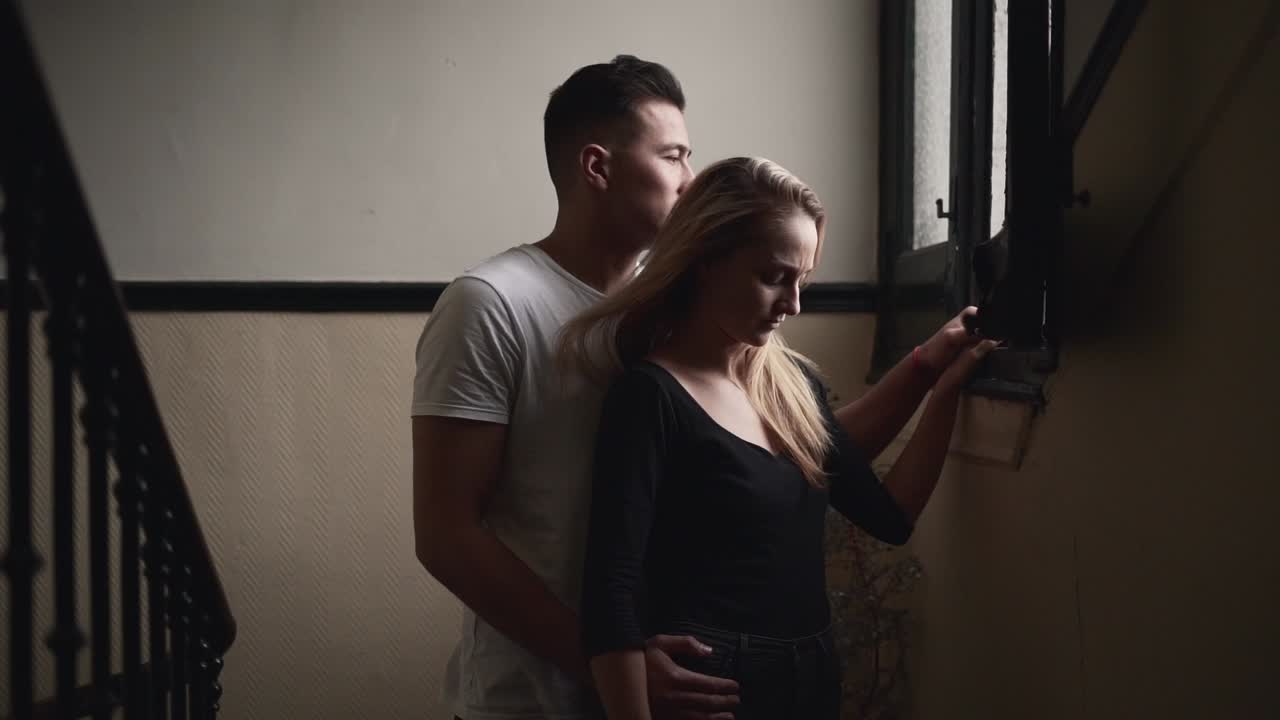 아파트 복도 에 있는 부부