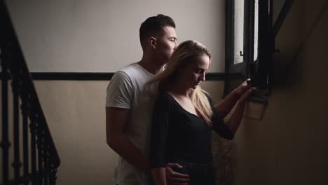 una pareja en el pasillo de un apartamento.