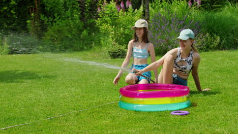 niños y perros divirtiéndose en el jardín