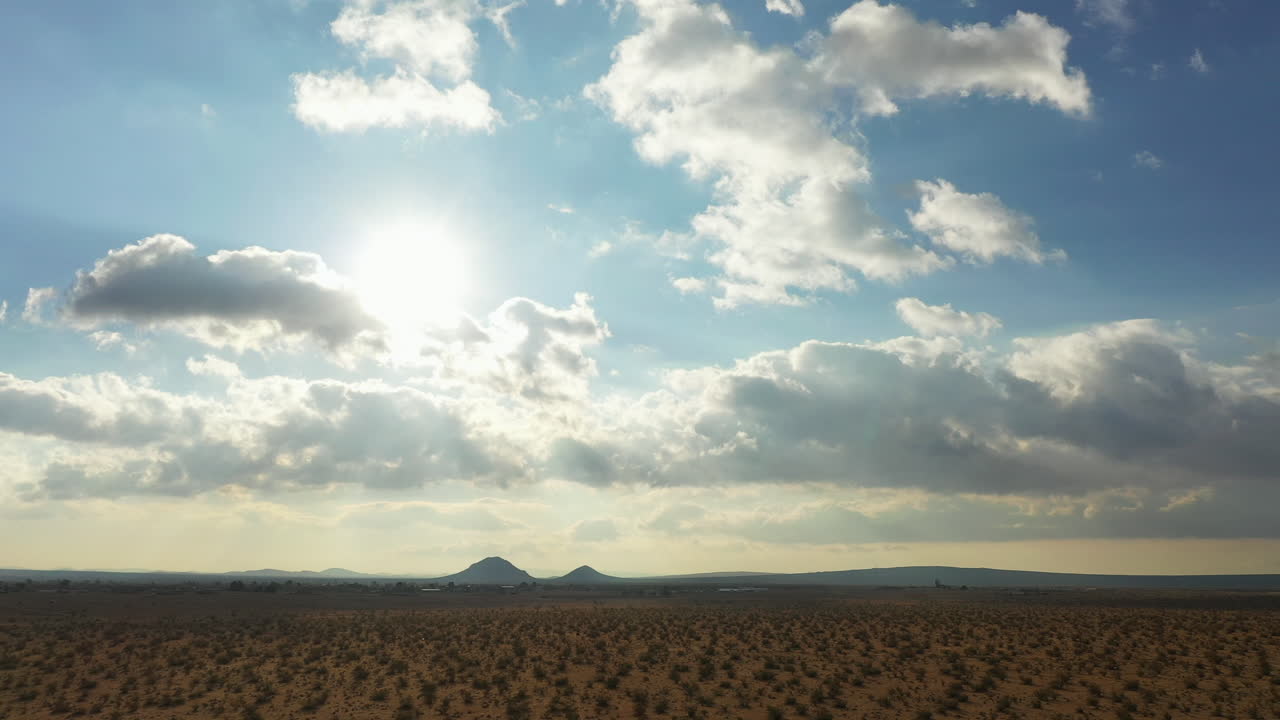 a medida que el sol calienta el desierto de mojave, las nubes acumuladas brindan cierto alivio - vista aérea deslizante