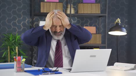 un hombre de negocios que tiene una crisis nerviosa.
