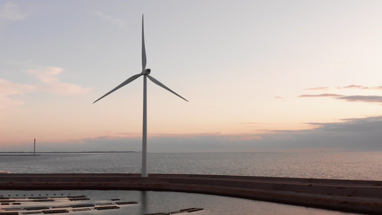 네덜란드 닐체 잔스 섬의 일몰 동안 풍력 터빈