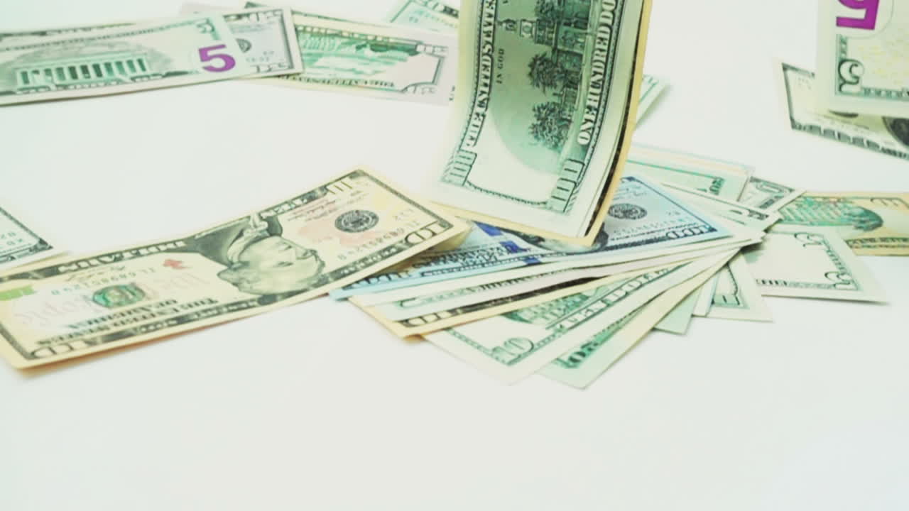 Banconote di dollari in caduta. Al rallentatore. Riprese di denaro.