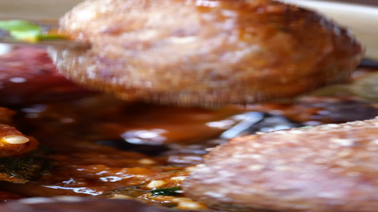 소스가 있는 접시 에 있는 고기 어리 의 클로즈업