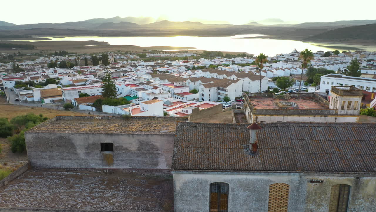 съемка с беспилотника на восходе солнца города борнос в эмбальсе-де-борнос в андалусии, испания