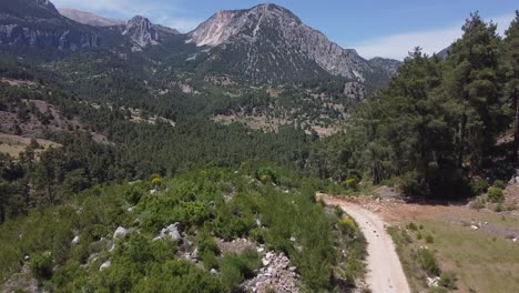 Vista-Aérea-De-La-Exuberante-Y-Cálida-Naturaleza-En-El-Sur-De-Turquía