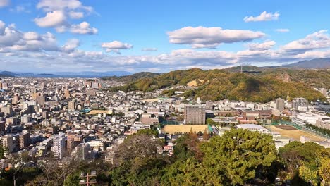 vista sobre el horizonte y las colinas de matsuyama