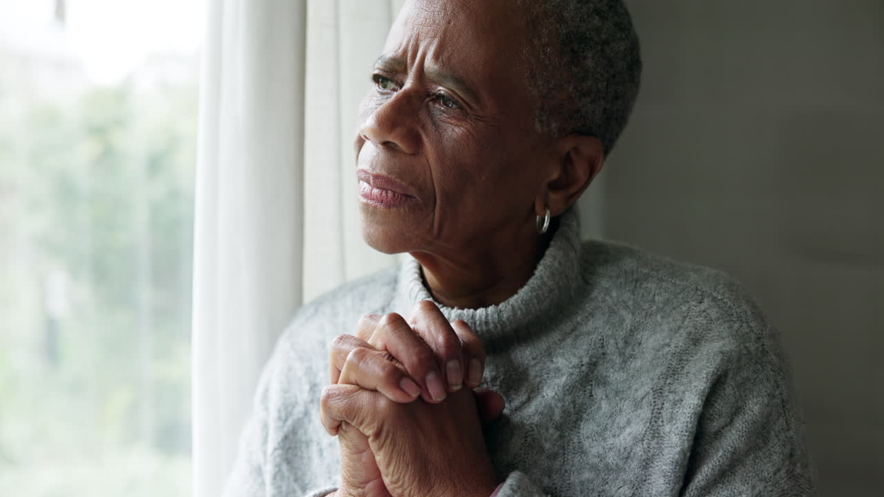 casa, pensando y anciana con la jubilación