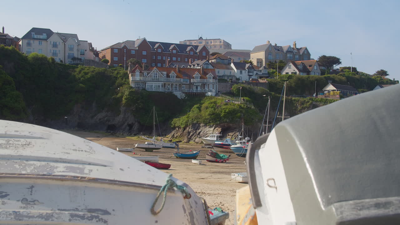 Vista dell'Harbour Hotel a North Quay Hill, Newquay, Cornovaglia, Inghilterra, con barche ormeggiate in primo piano.