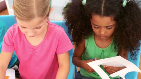 niños jugando juntos con objetos de arte y artesanía
