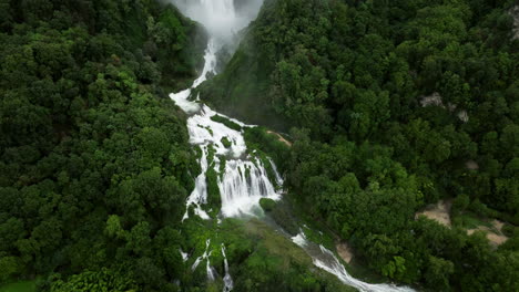 Escénicas-Cataratas-Marmore-Rodeadas-De-Exuberante-Vegetación-En-Umbría,-Italia---Toma-Aérea-De-Drones