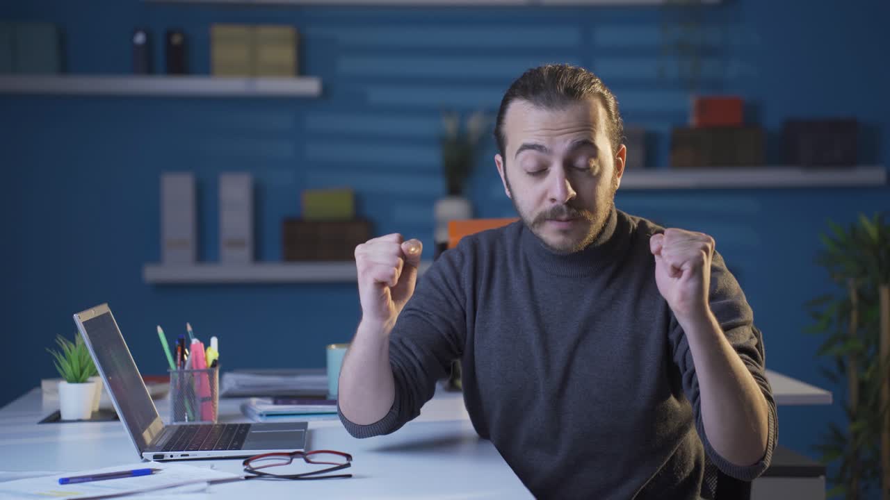 hombre de negocios motivador y positivo.