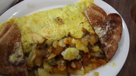 Three-egg-veggie-omelette-with-fried-potatoes-breakfast-video