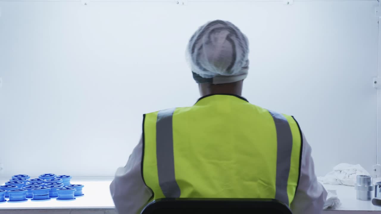 trabajadora de almacén que trabaja en una fábrica