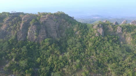 Vista-Aérea-De-Una-Enorme-Montaña-Rocosa-Con-Una-Imponente-Superficie-De-Púas-Rocosas-En-La-Cima