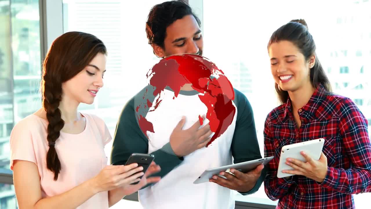 사무실에서 태블릿을 사용하는 행복한 다양한 여성과 남성 동료들을 중심으로 회전하는 지구의 애니메이션