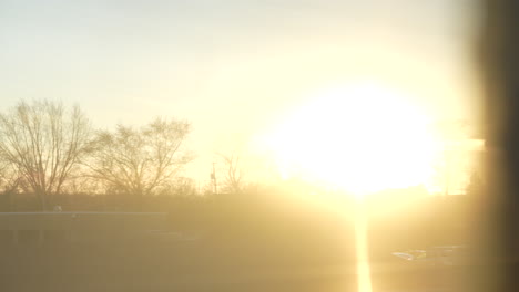 Goldener-Stundensonnenuntergang-über-Apartmentgaragen-Aus-Einem-Fenster-Im-Zweiten-Stock