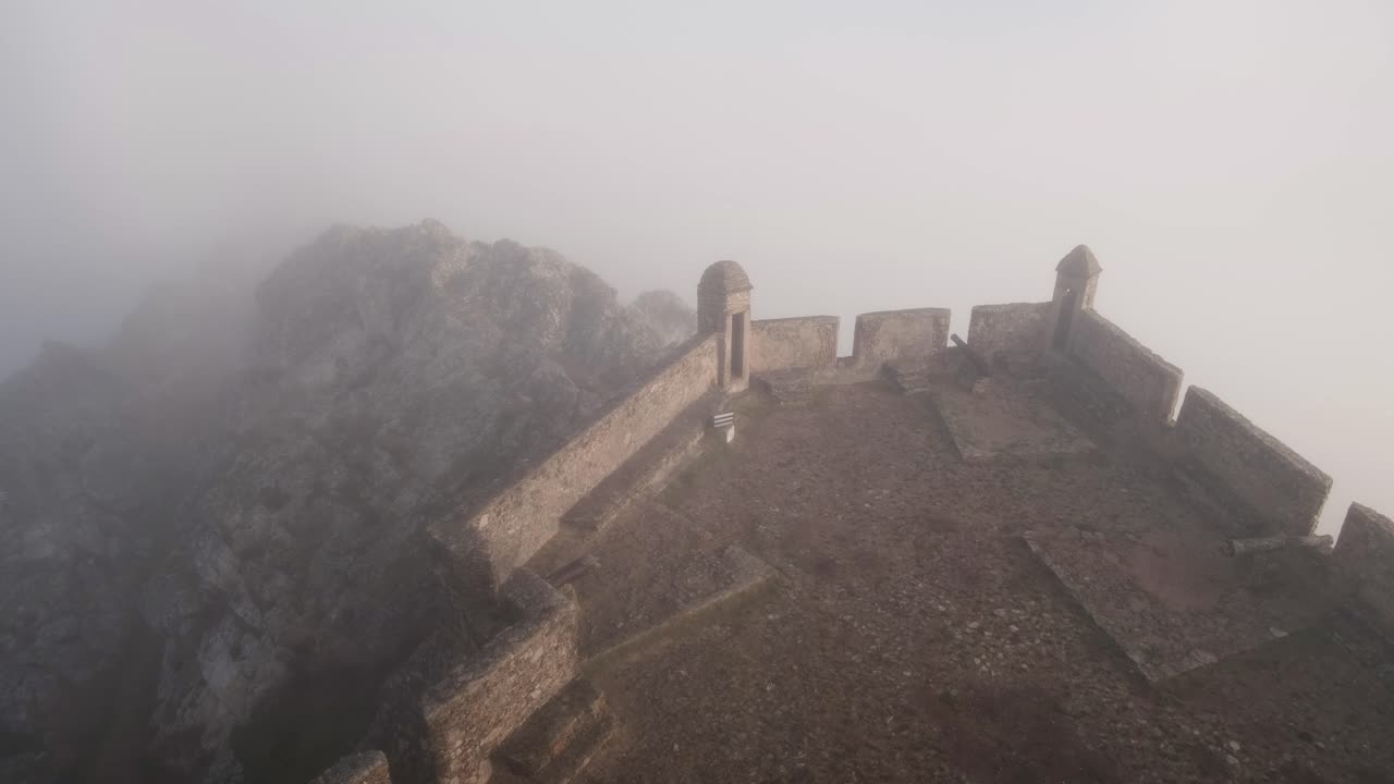 туман окутывает каменные стены замка марван