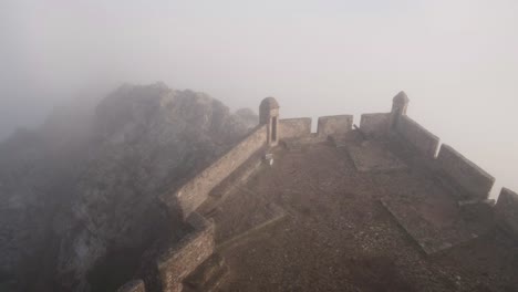 la niebla cubre las almenas de piedra del castillo marvão