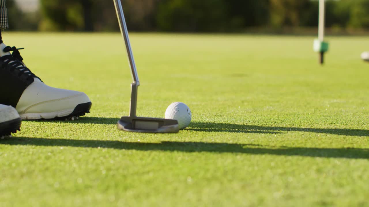 Video delle gambe di un uomo afroamericano che gioca a golf sul campo da golf.