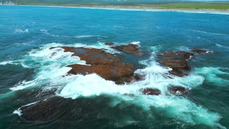 costa rocosa con olas