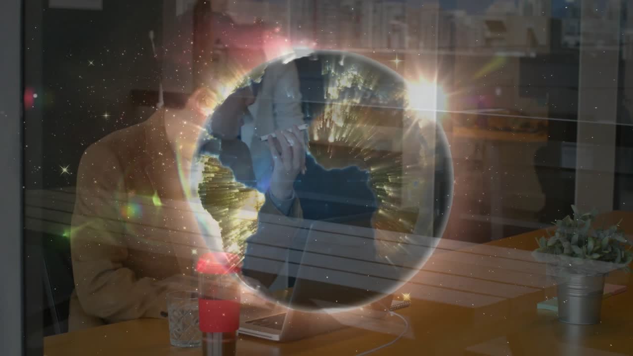 Un homme rejoignant un appel montrant un hologramme de globe lors d'une réunion technologique, une collègue pointant une carte.