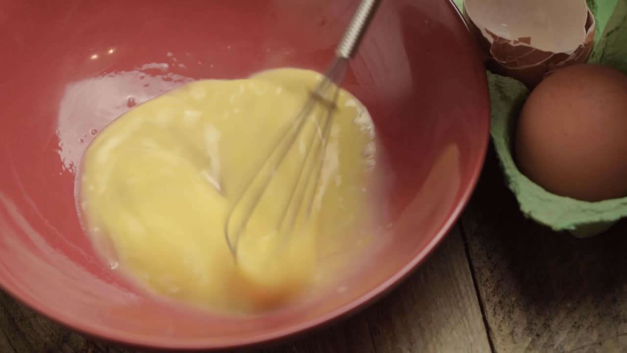 batir huevo crudo en un tazón de cerca