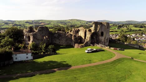 Altes-Walisisches-Wahrzeichen-Denbigh-Castle-Mittelalterliches-Altes-Hügeldenkmal-Ruine-Touristenattraktion-Luftaufnahme-Landschaftsblick