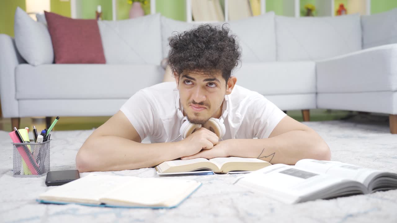 el joven está llorando.