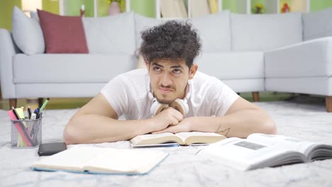 el joven está llorando.