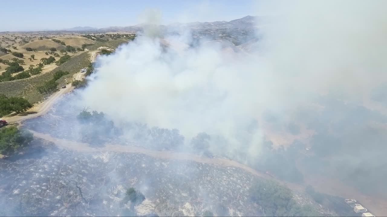 una línea de humo clara en el cielo muestra en qué dirección se dirige el viento
