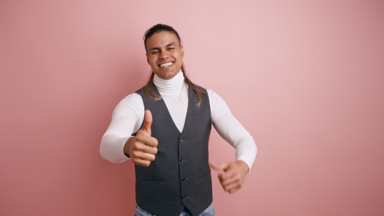 Joven feliz sonriendo y haciendo un gesto de aprobación
