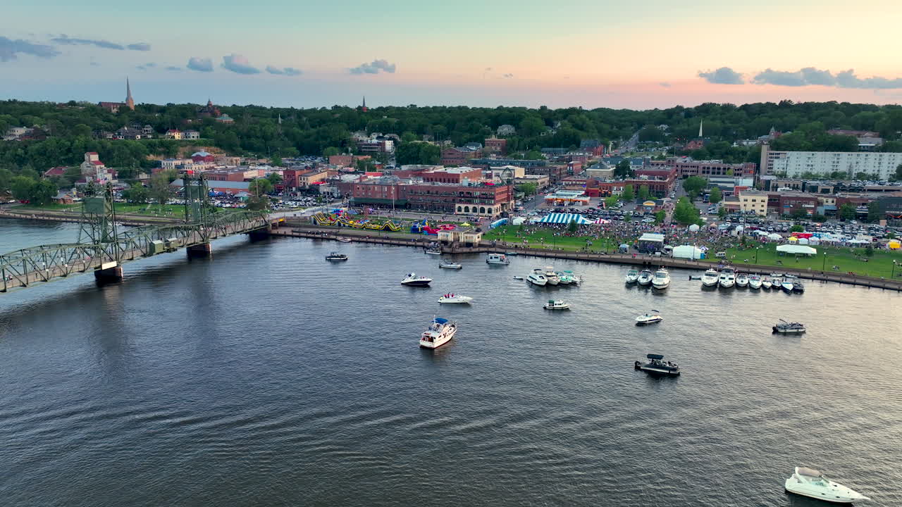 세인트 크로이스 강 위의 해가 지는 날에 은행의 활동을 보여줍니다.