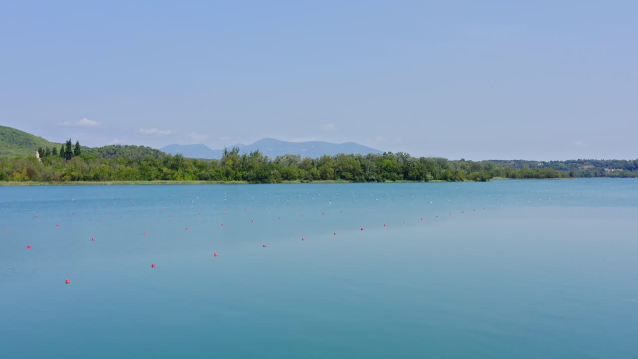 바뇰레 호수와 카탈로니아의 극적인 스페인 시골을 가로지르는 비행
