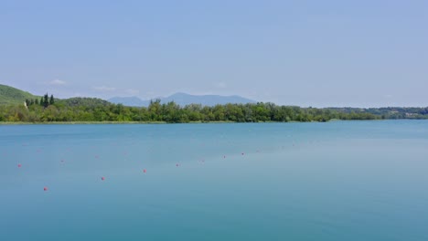 Volando-A-Través-Del-Lago-De-Banyoles-Y-La-Espectacular-Campiña-Española-En-Cataluña