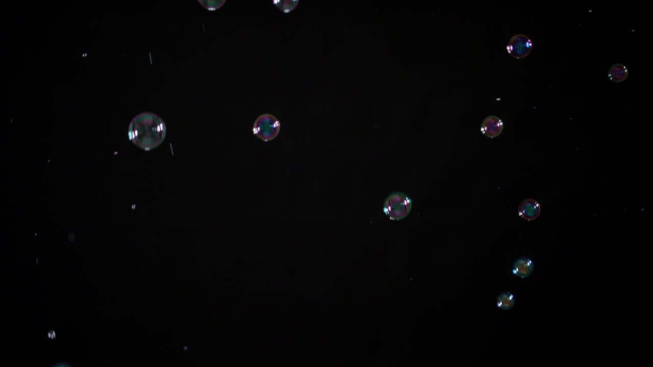 검은 바탕에 비누 거품