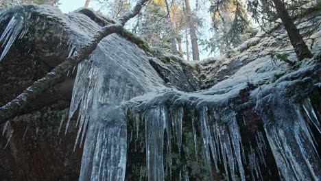 Enorme-Carámbano-Congelado-Sobre-Una-Montaña-Rocosa-En-El-Bosque-De-Invierno