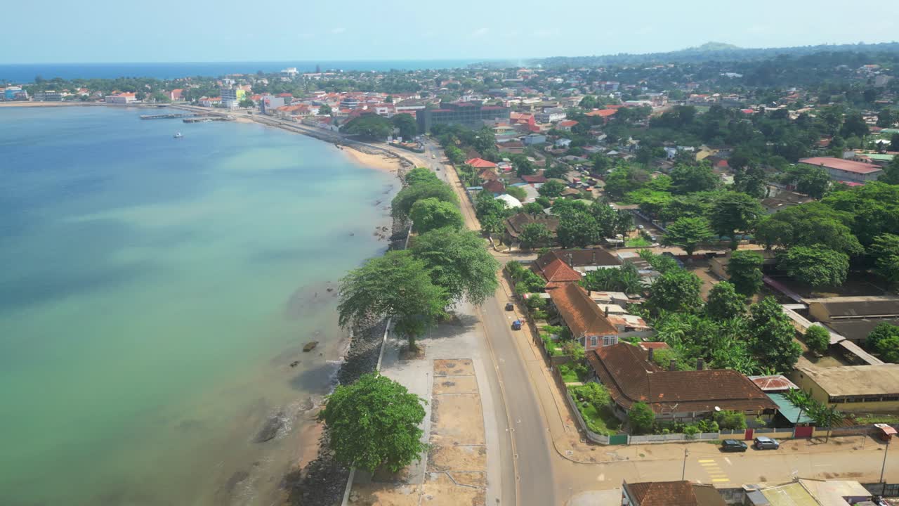 Flygvy från kusten av en stad i São Tomé, Afrika
