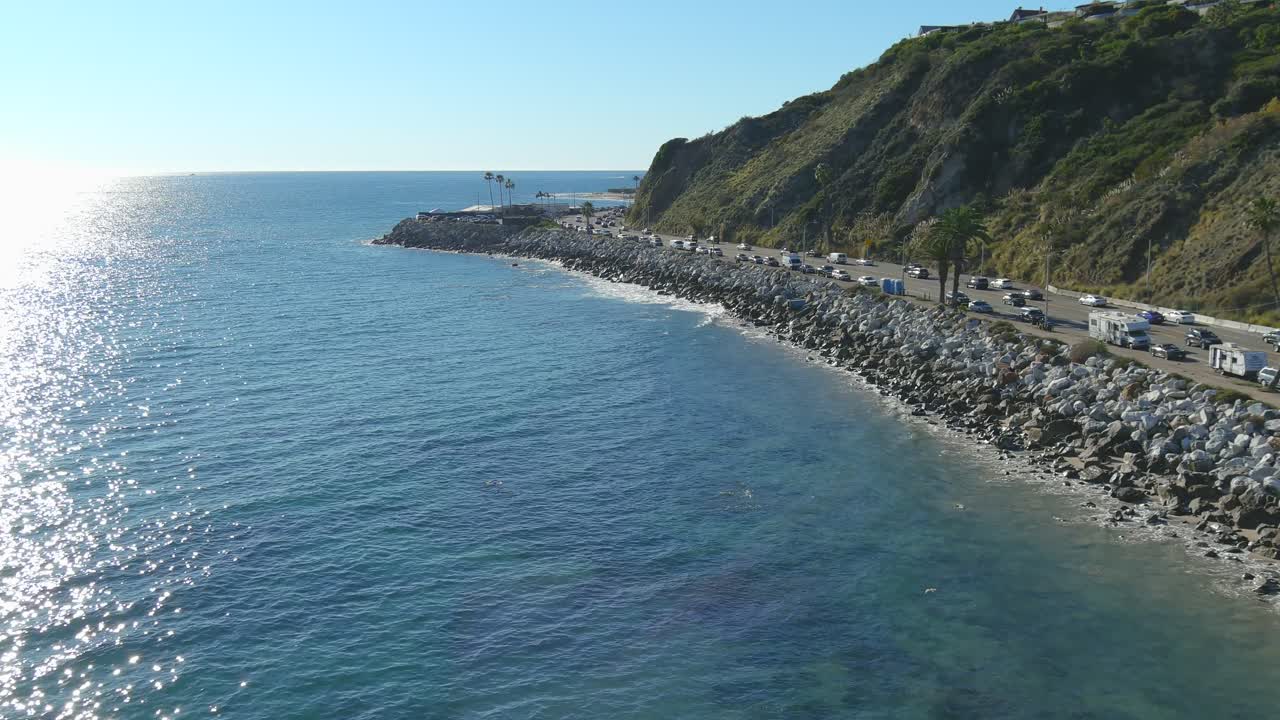 태평양 palisades 캘리포니아 해안선 | pch 1 고속도로 | 공중비행 | 바위 옹벽 | 맑은 날
