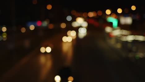 la vida de la ciudad borrosa tráfico de coches por la noche