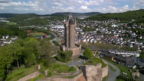 vuelo de aviones no tripulados alrededor del histórico wilhelmsturm de la ciudad de dillenburg en alemania