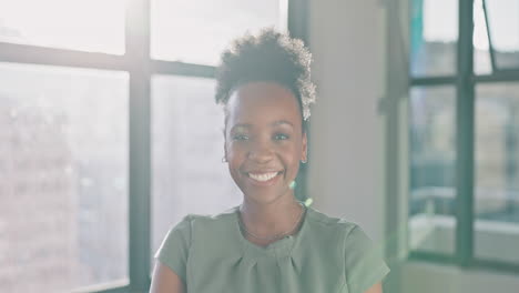 Mujer-Negra-Feliz,-Sonríe-Y-Ríe-Por-Tu-Carrera.