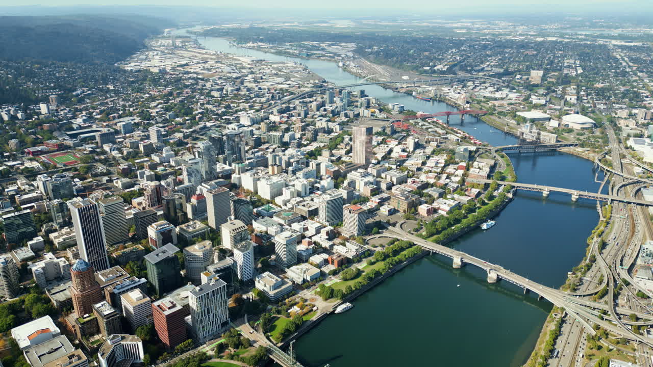 Vista aerea con drone dello skyline del centro di Portland con ponti che attraversano il fiume Willamette, Oregon