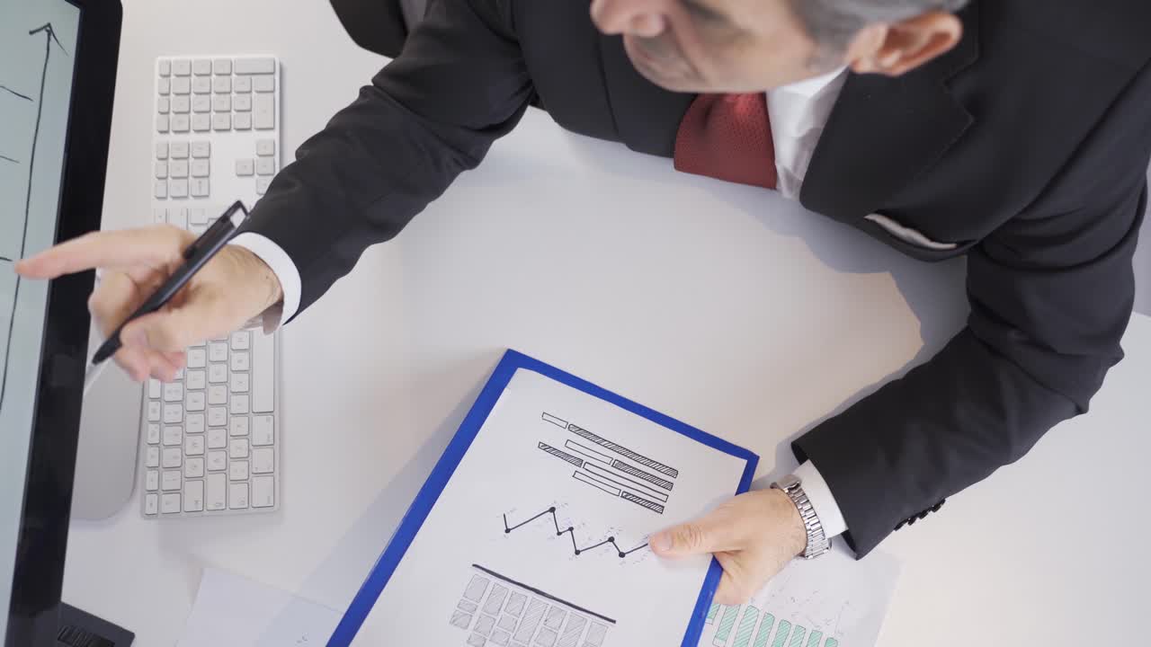 analista que prepara los informes financieros, las tablas de balance.