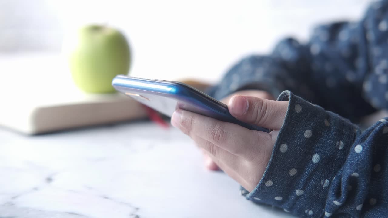 estudiante que utiliza el teléfono inteligente durante la sesión de estudio